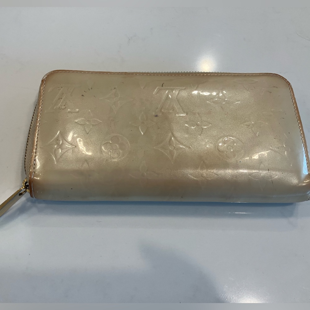 LV wallet for sale negotiable, just need a little cleaning